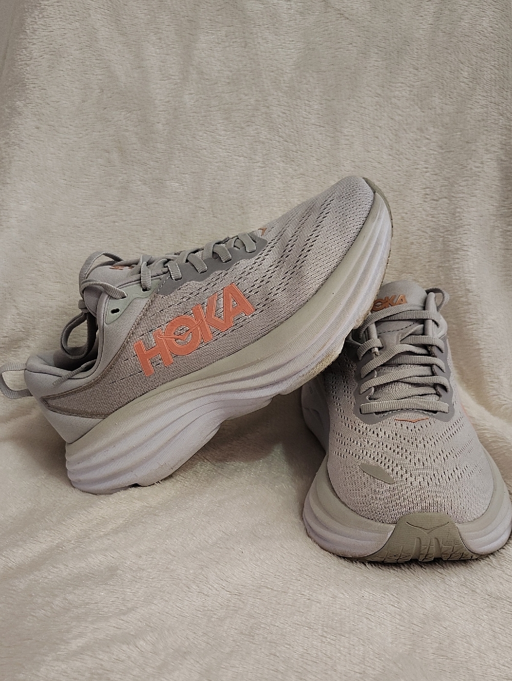 Hoka Bondi Women's Light Gray Running Shoes with Peach Logo
